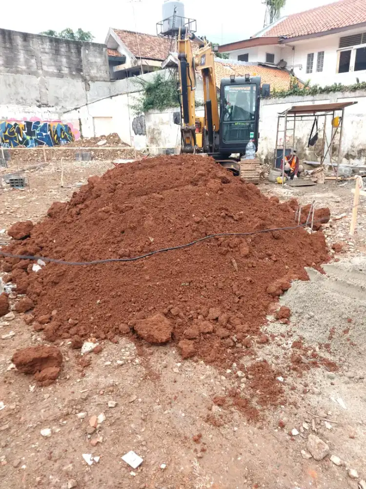Tanah merah campur pengurugan buang puing sampah urug urugan