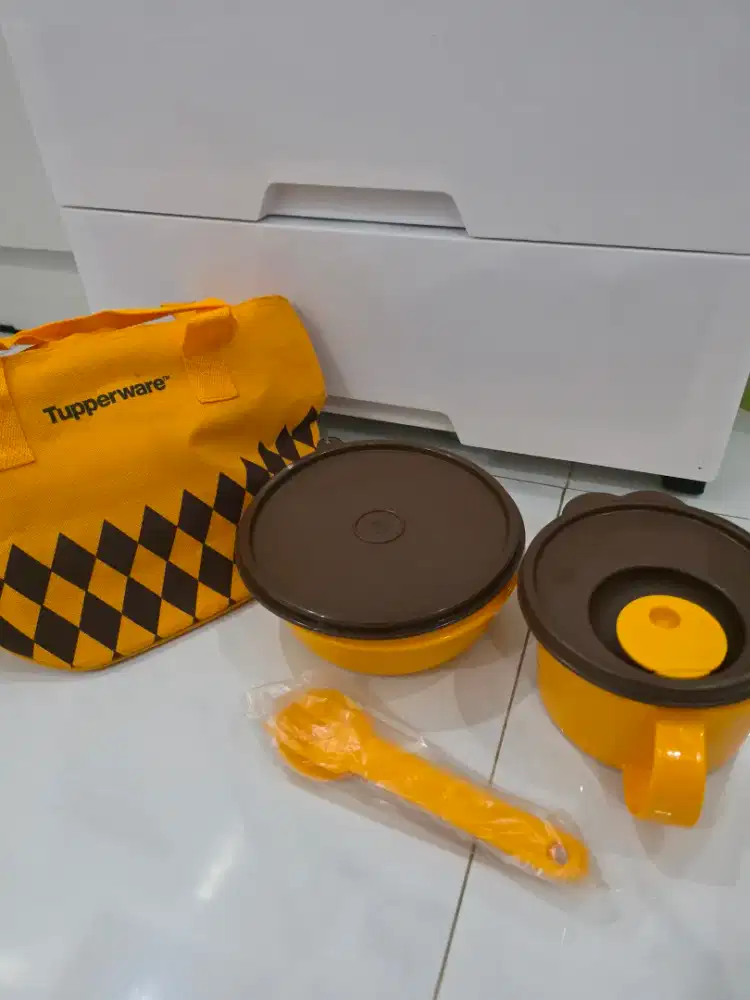 TUPPERWARE 1 SET