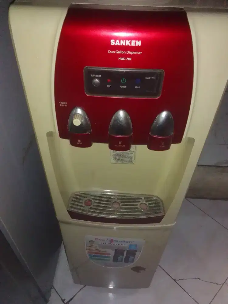 Di jual Dispenser second merk Sanken, 2 galon atas bawah,