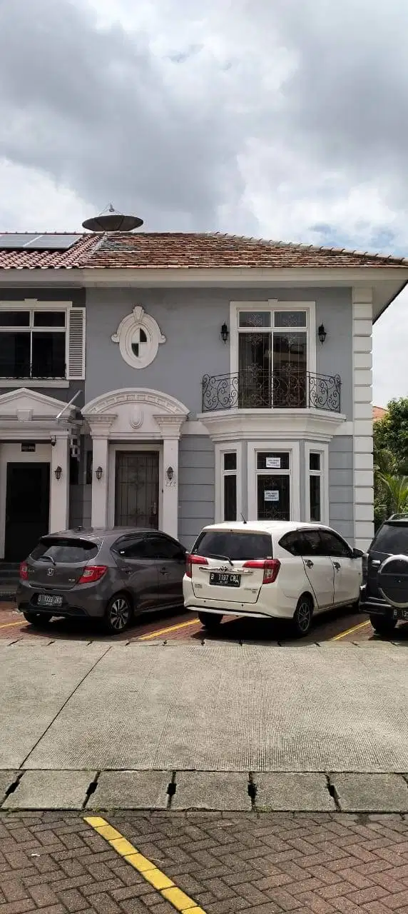 Dijual rumah 2 lantai hook di taman Paris town house