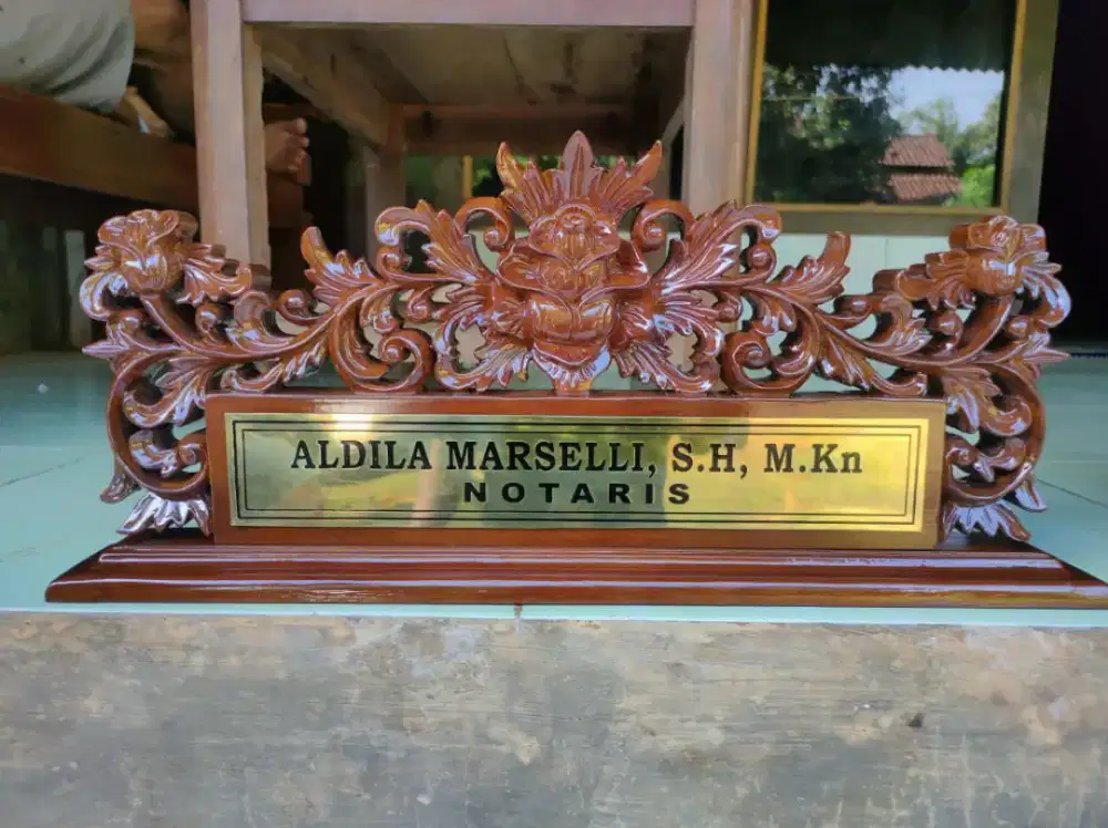 Papan nama meja kantor motif ukir material kayu jati tanpa campuran