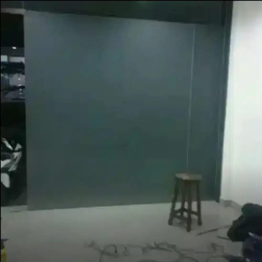 Pasang stiker sanblas kaca film bermanfaat menghindari pecahnya kaca