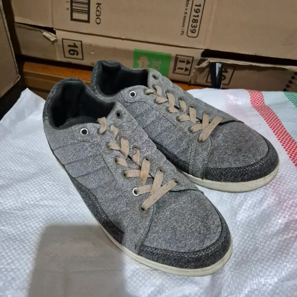 Sepatu pedro ukuran 40