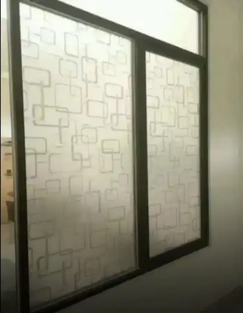 Stiker sanblas dan kaca film yg dipasang pada kaca jendela kantor