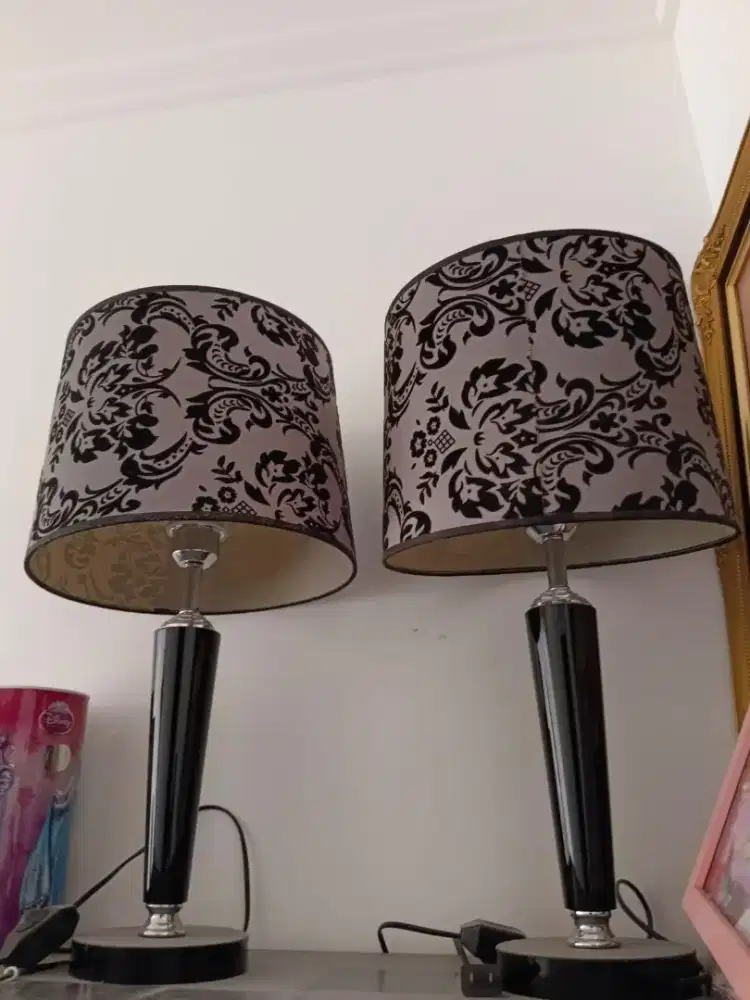 Lampu hias ruangan sudut kamar