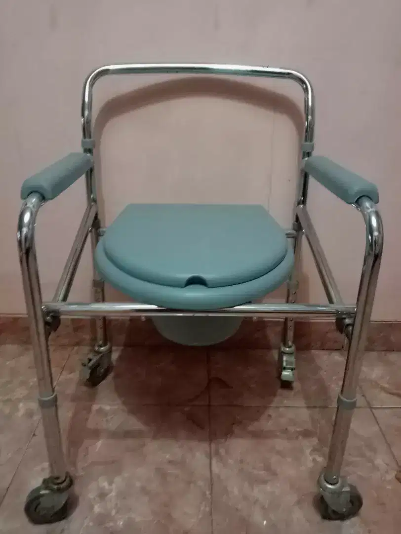 Dijual kursi Bab Lansia,pake roda,kondisi bagus