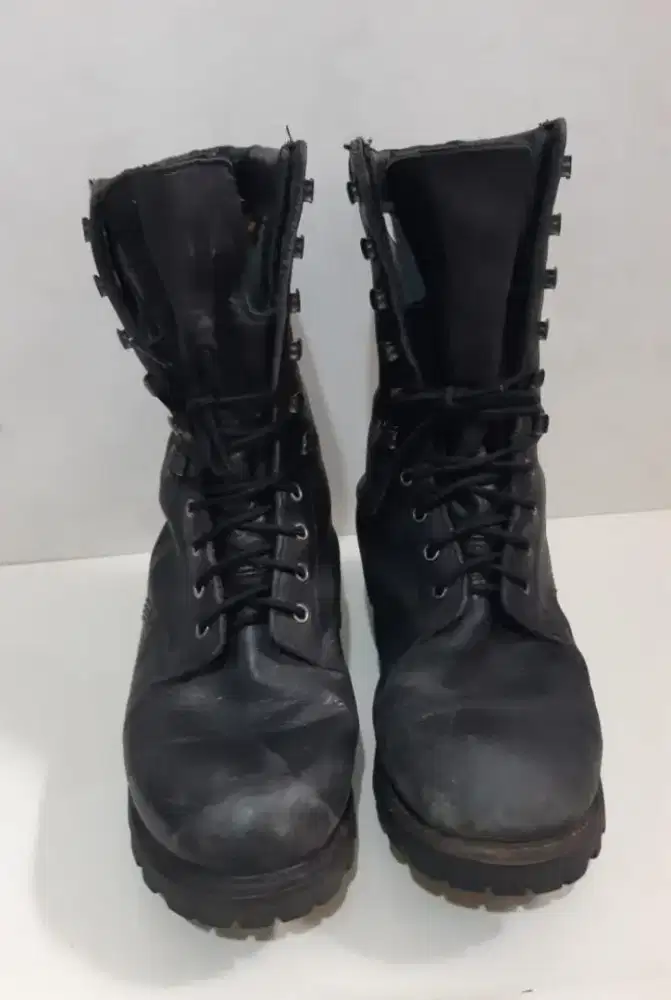 Sepatu boots pria