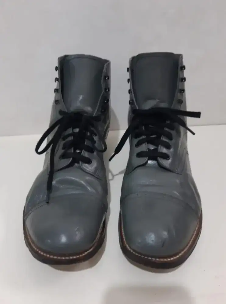 Sepatu boots pria abu abu