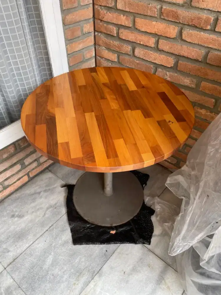 Meja bundar kayu dengan base besi. Produksi Italia. Kuat dan stabil.