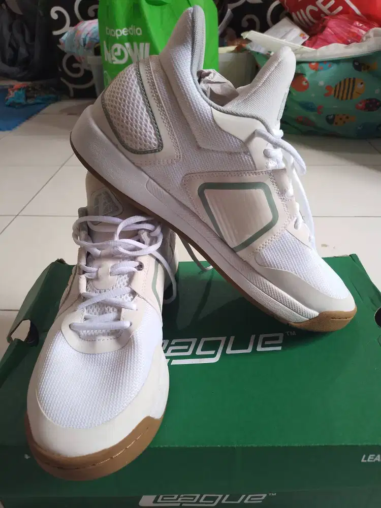 Sepatu basket league four point