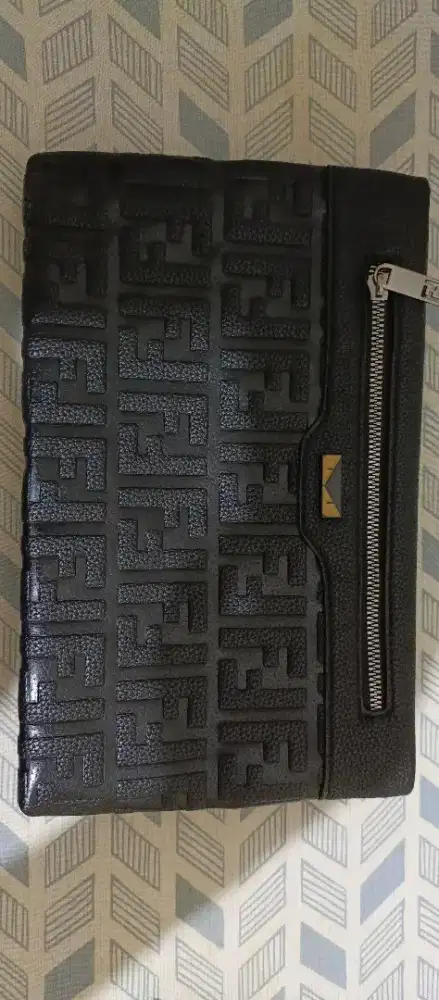 Tas pouch Fendi. Original. Baru gress. Ukuran lumayan besar.