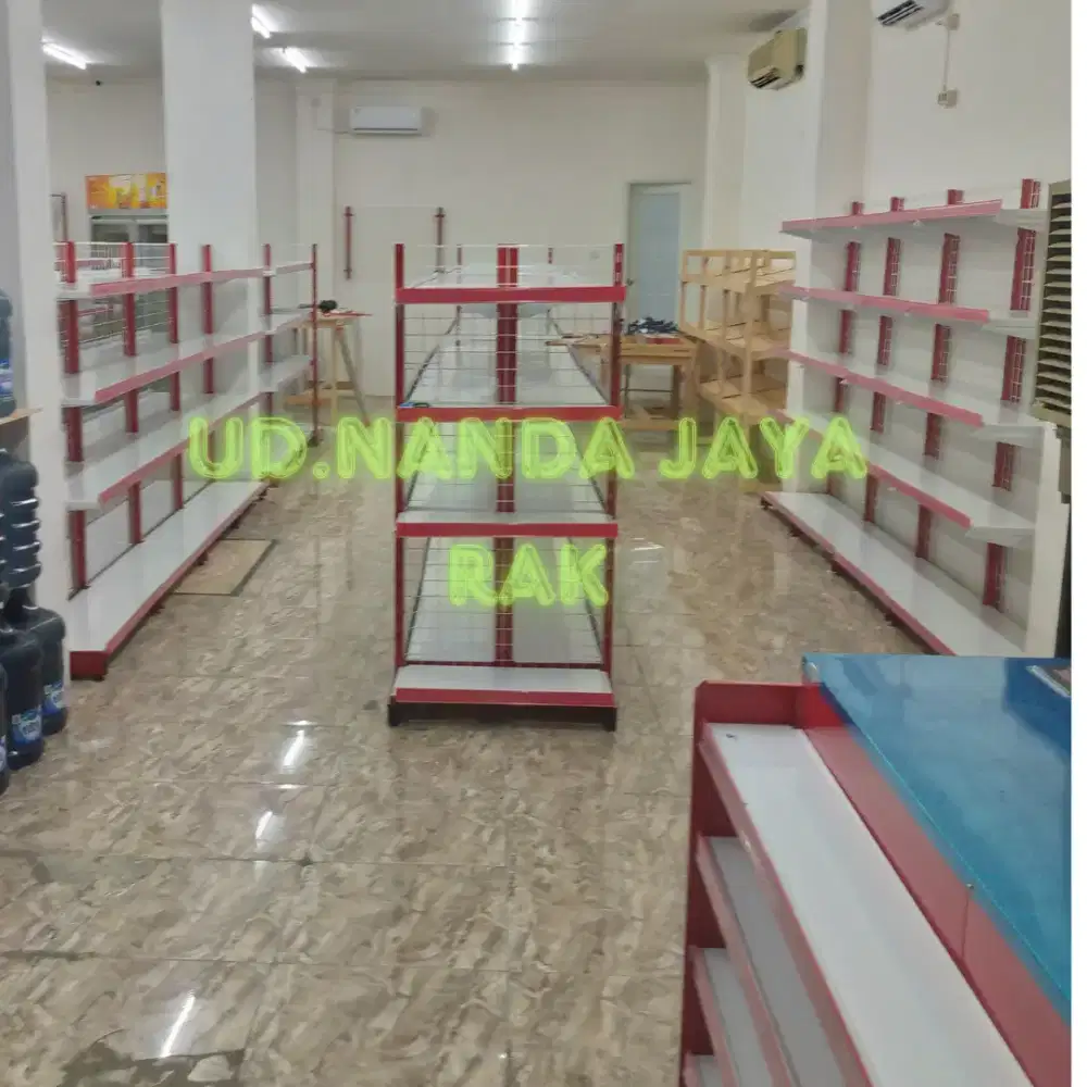 Aneka rak minimarket dan meja kasir
