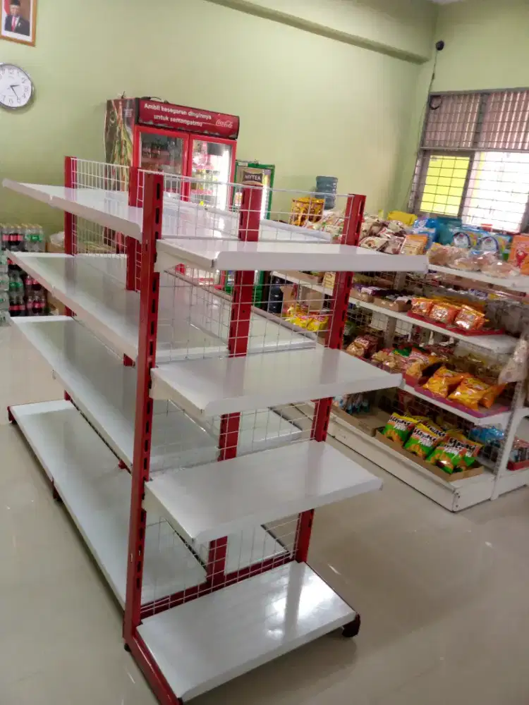 Aneka rak minimarket dan meja kasir