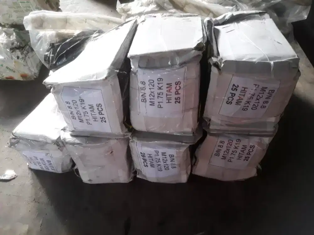 Baut baja hitam 8.8 M12