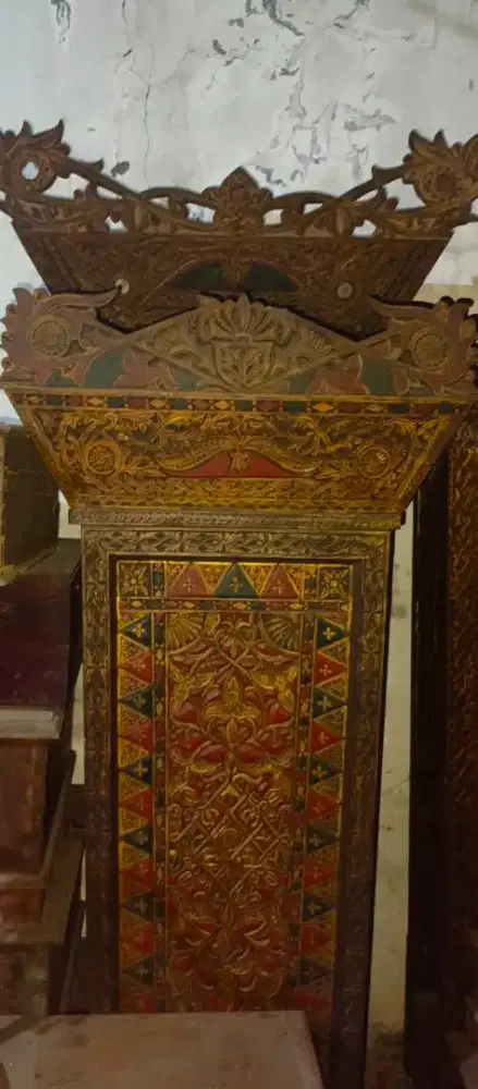 Lemari kayu ukiran antik minang