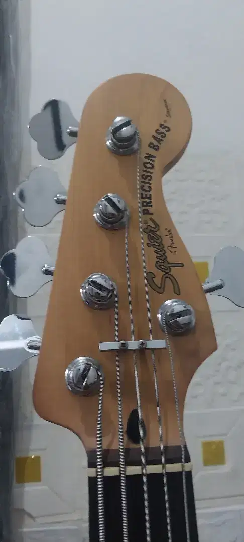 Di jual bass 5 senar merek squer precision standar  made in Indonesia
