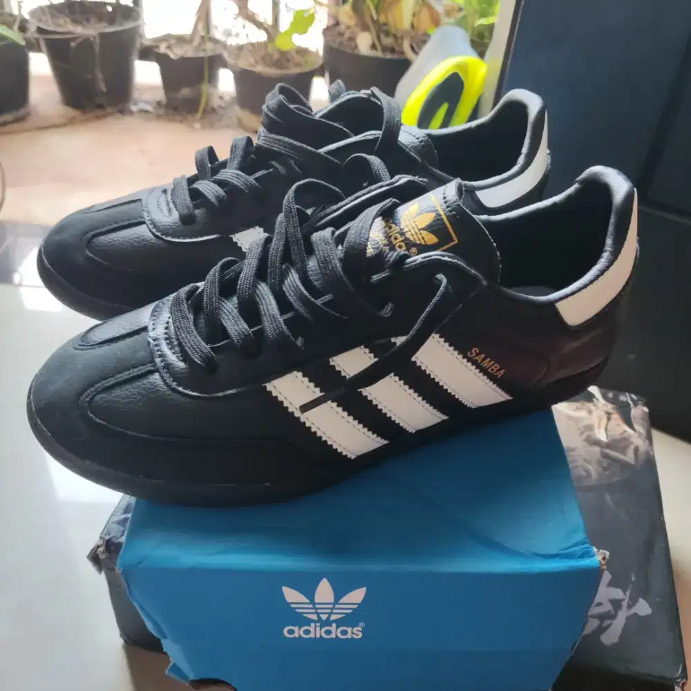 Dijual Sepatu Adidas Samba Hitam putih Size 40 kulit