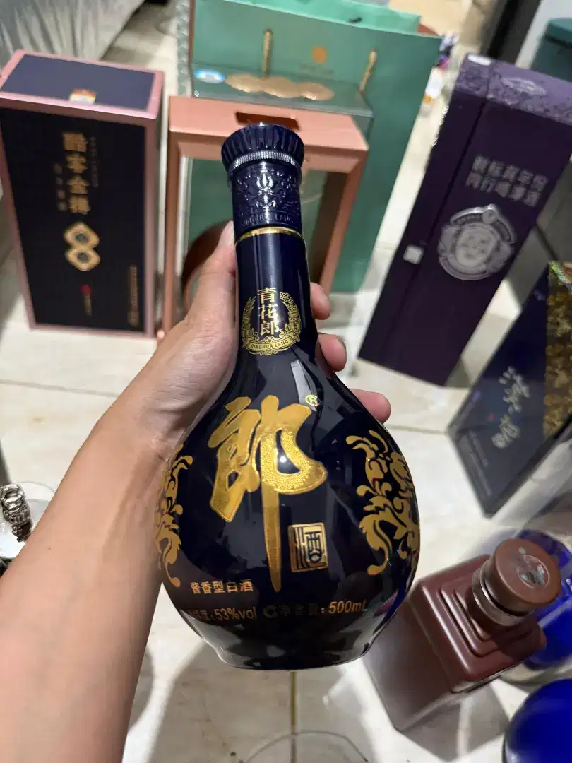 Botol kosong Qinghua Lang (青花郎)