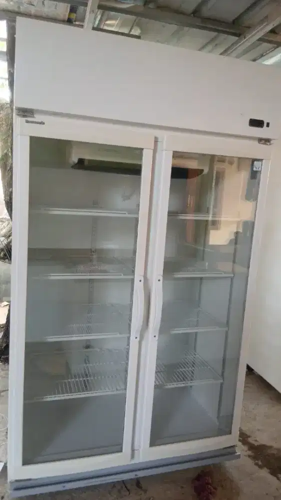 Showcase pendingin Minuman