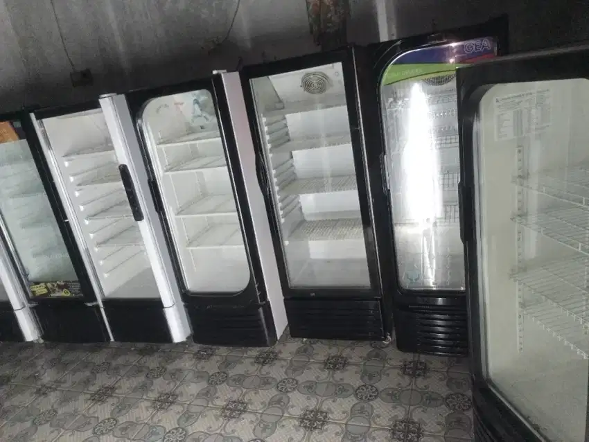 Showcase pendingin Minuman
