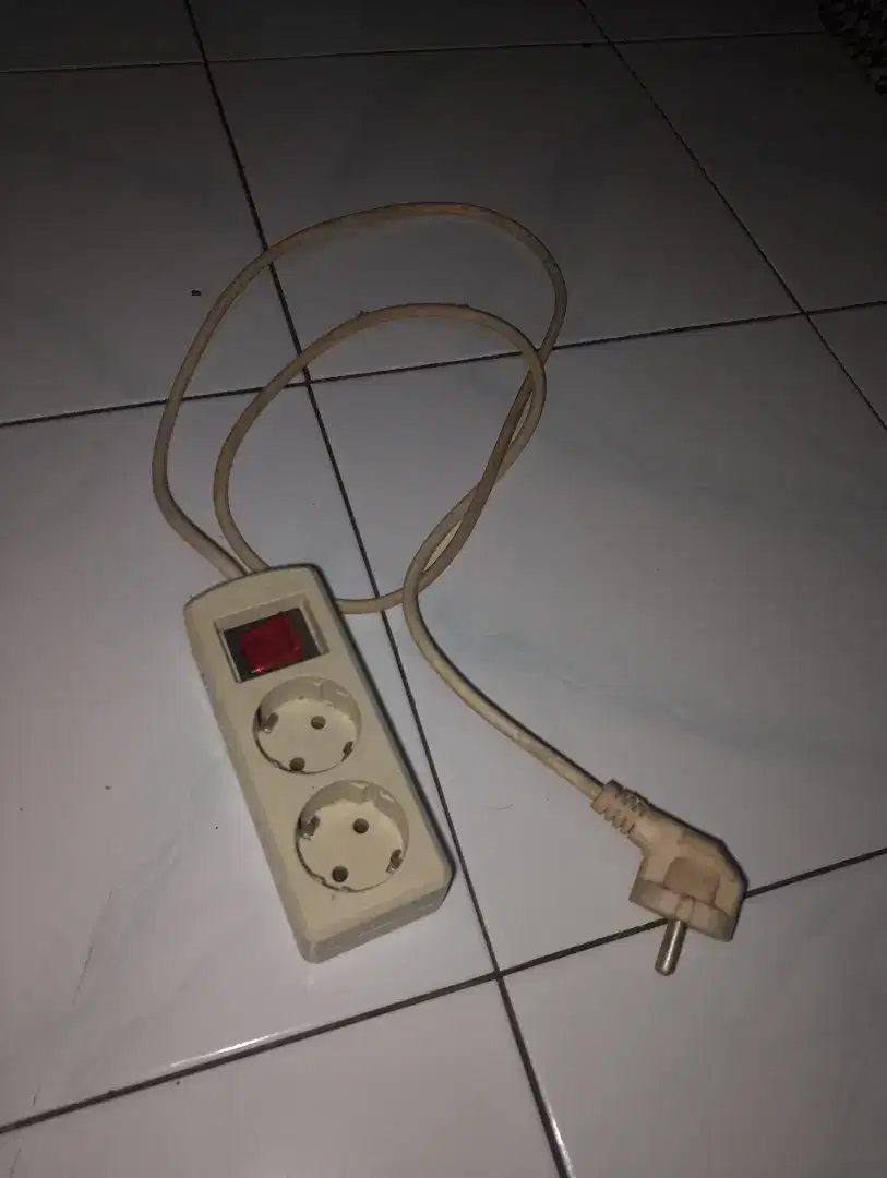 Stop kontak 2 lubang