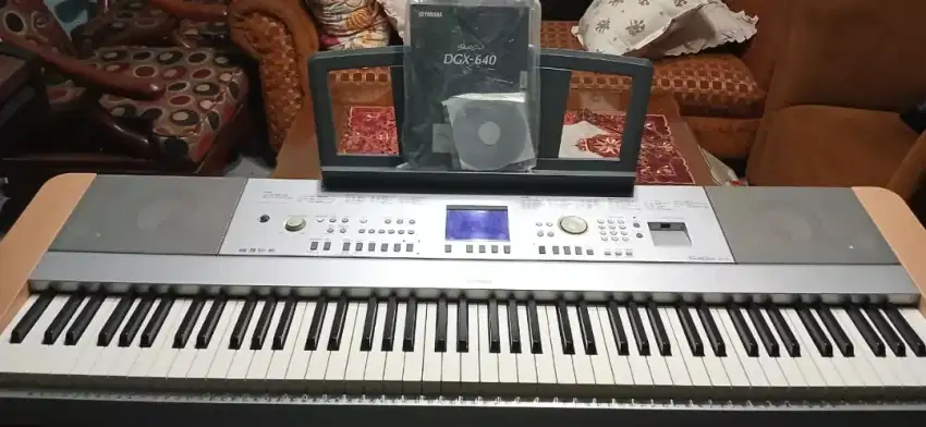 Yamaha DGX 640 Digital Piano + speaker