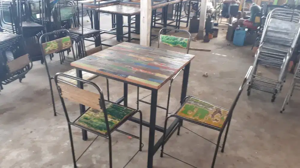 Set meja dan kursi makan