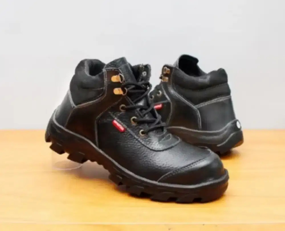 Sepatu boot safety bahan kulit sapi sp.38ffd