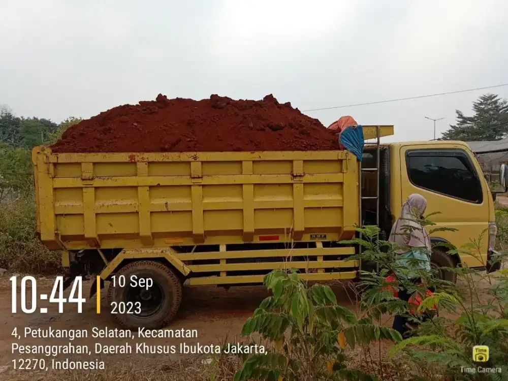 Tanah merah tanah urug terdekat