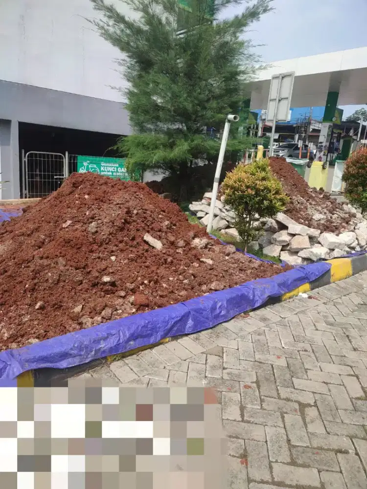 Tanah merah tanah urug terdekat