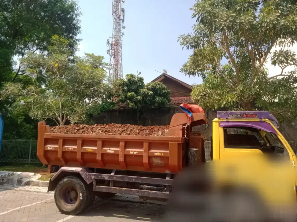 Tanah merah tanah urug puing terdekat