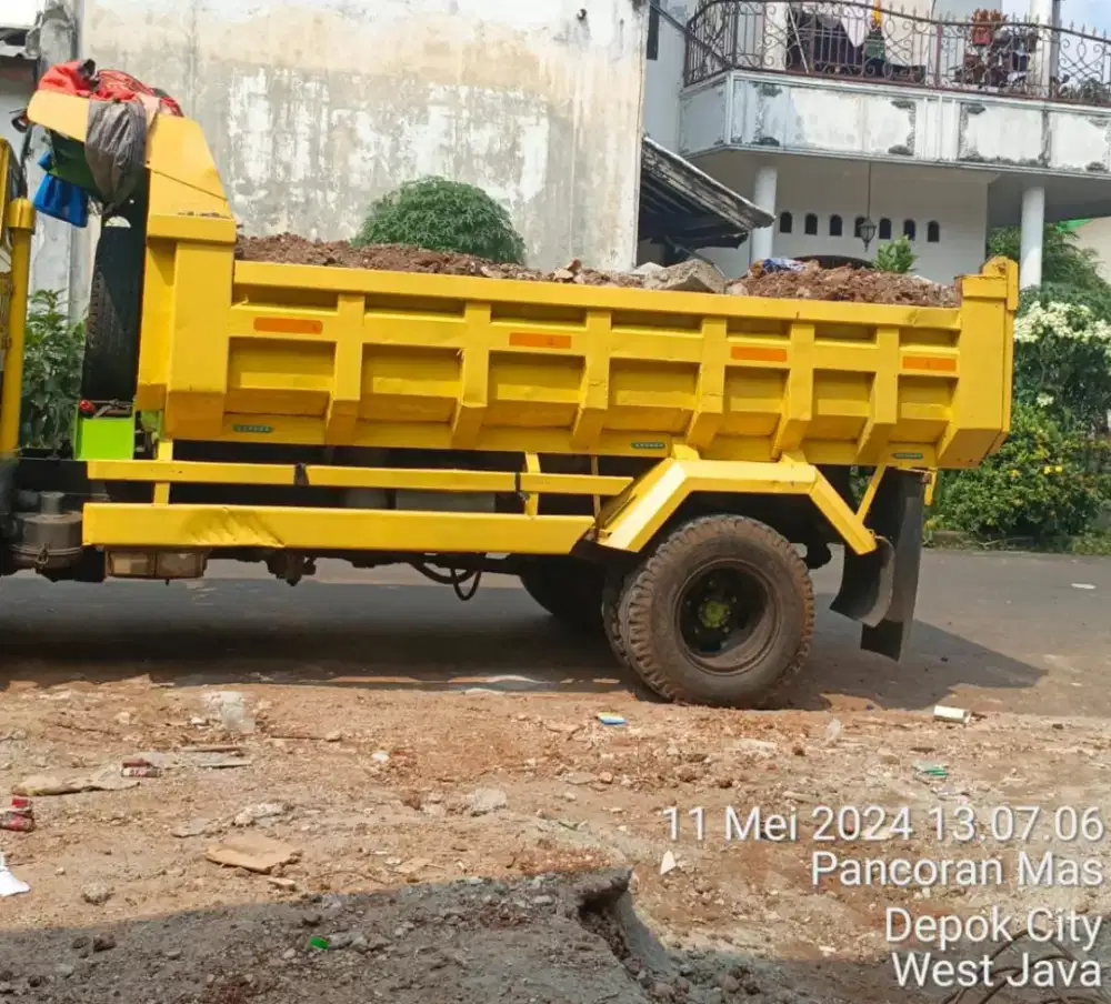 Tanah merah tanah urug buang puing terdekat