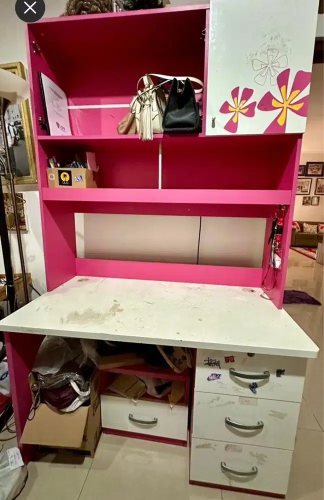 Meja belajar anak perempuan