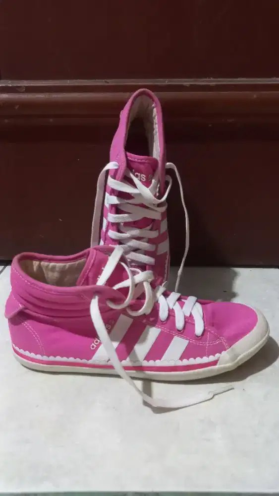 Sepatu Kanvas Adidas