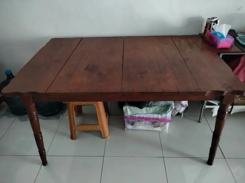 Meja makan dari kayu jati