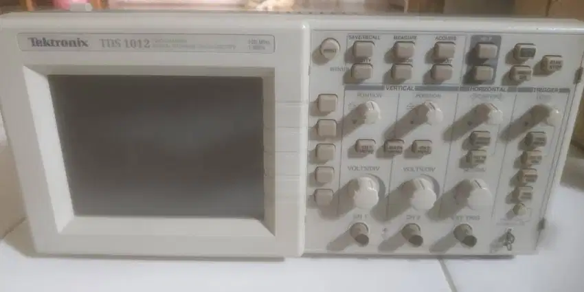 Tektronix TDS 1012 – Osiloskop Digital 2 Kanal, 100MHz, 1GS/s Presisi