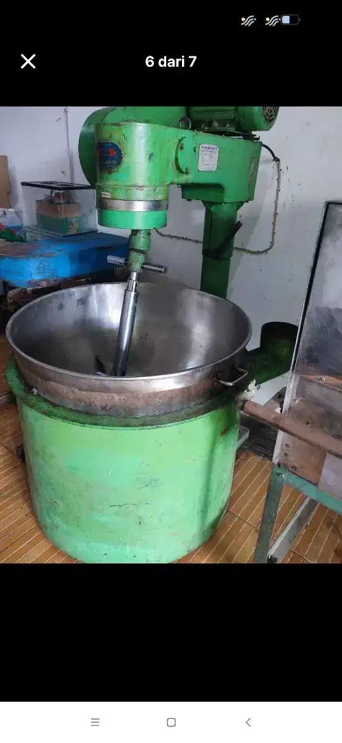 Mesin aduk isian roti