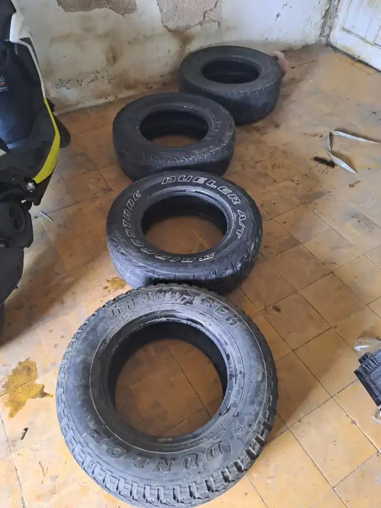 Ban mobil ukuran 235 70 R15 empat buah (Ciputat)