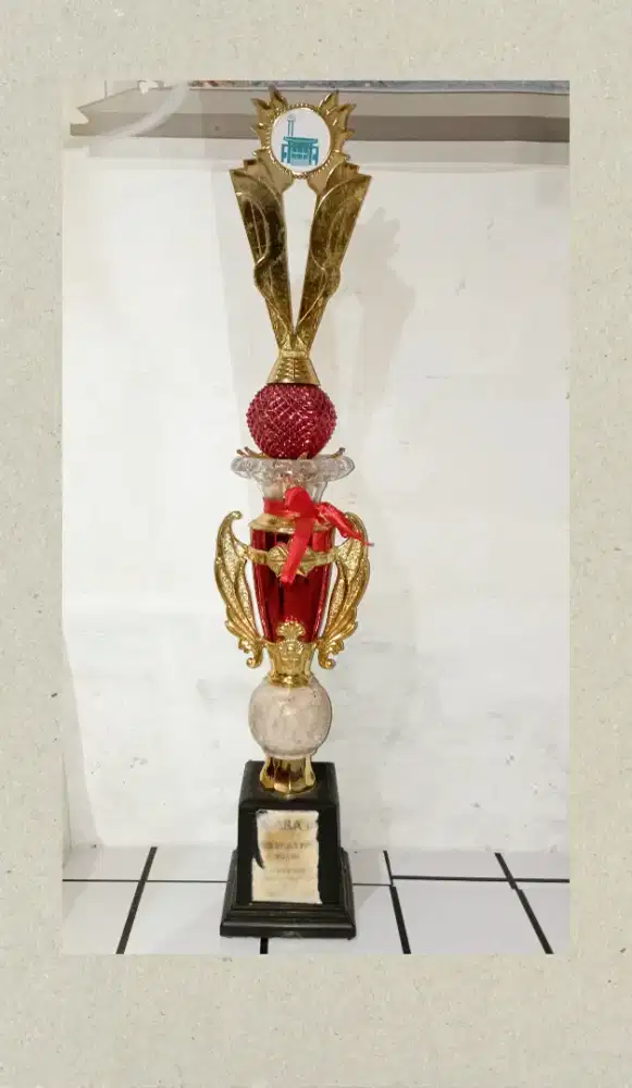 Piala penghargaan trophy juara