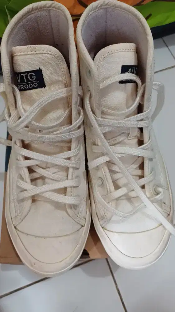 Sepatu Brodo VTG HI Natural White