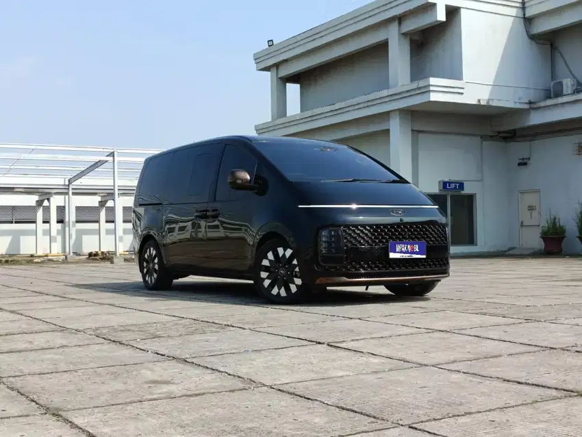 Hyundai Staria 2.2 Signature 7 Seater AT Diesel 2021 Hitam KM 72RB