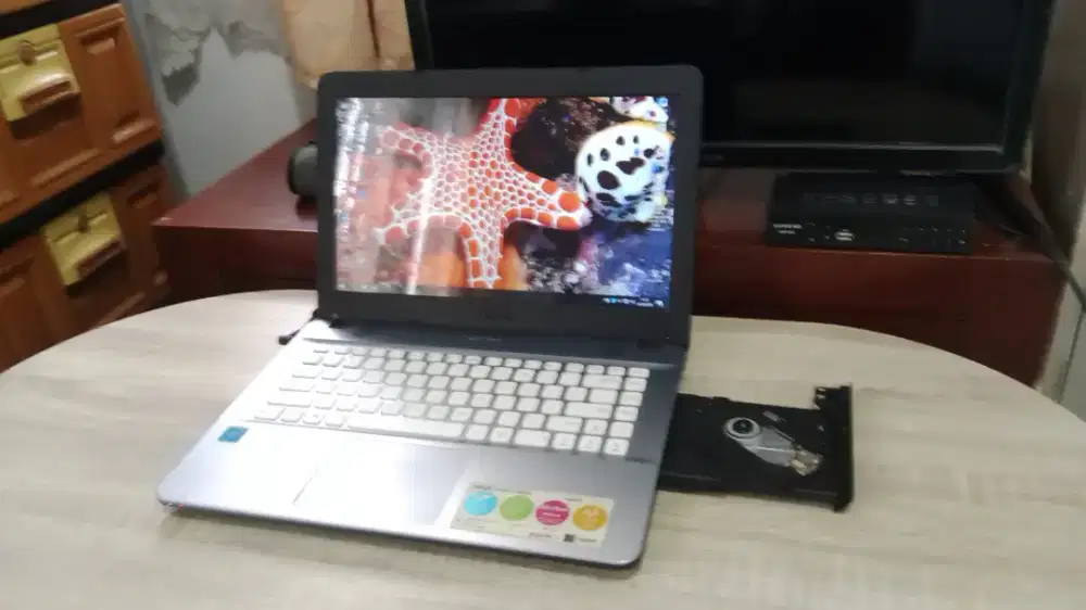 Laptop ASUS Slim + Body Ok + PES Update 2025 New Patch + Point Blank