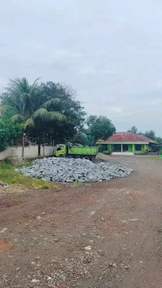 Batu belah pondasi bangunan atau untuk turap