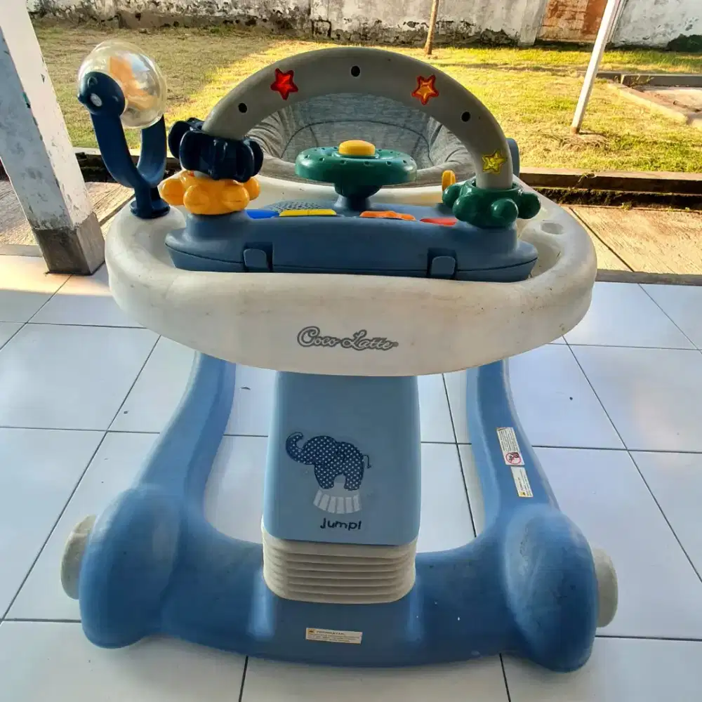 Baby Walker Cocolatte warna biru.