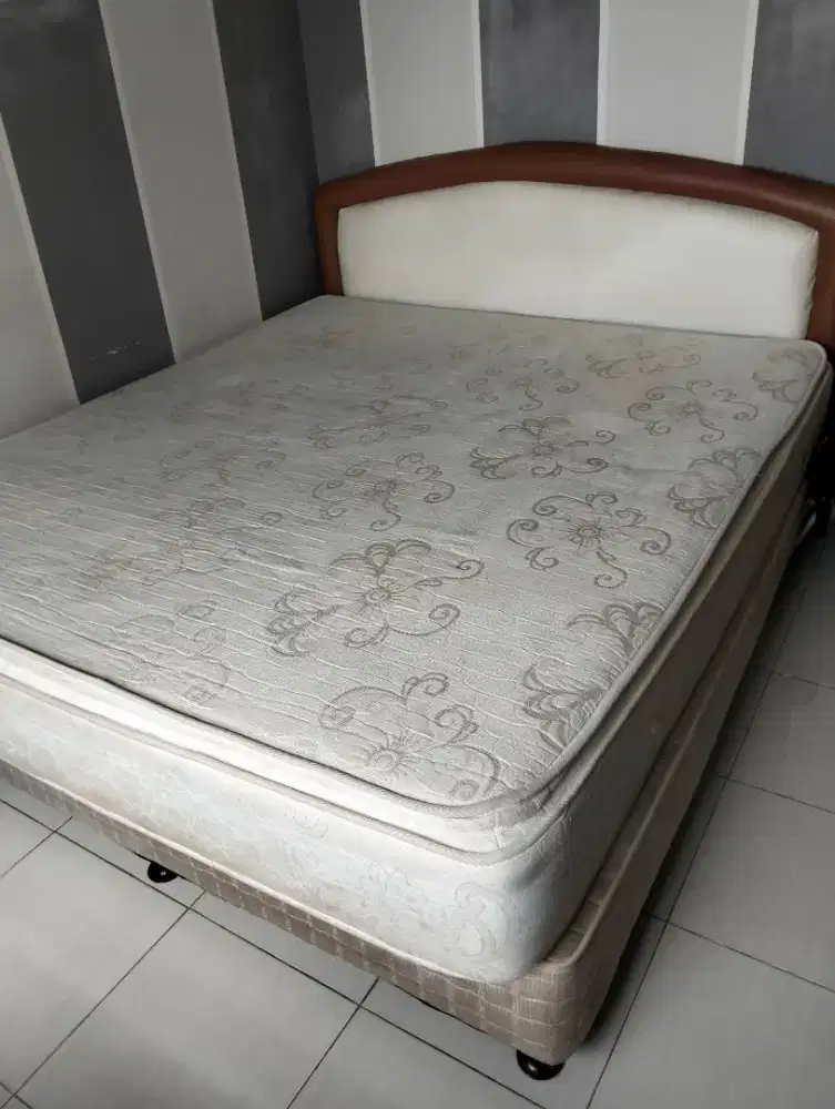 Tempat tidur spring bed