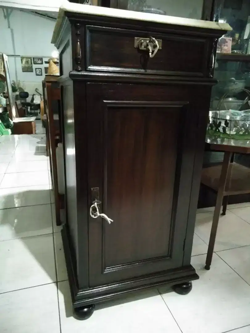 Lemari Marmer Lawas