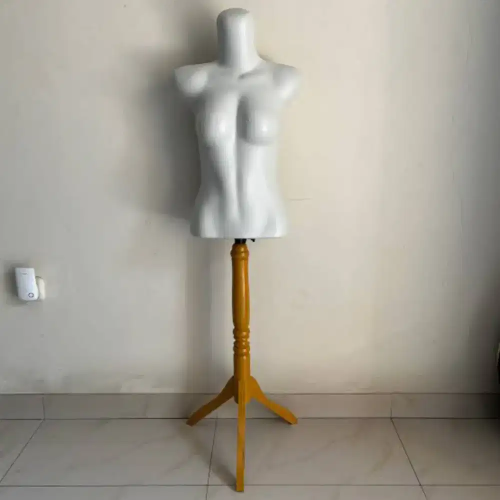 Manekin wanita setengah badan dan tiang kayu