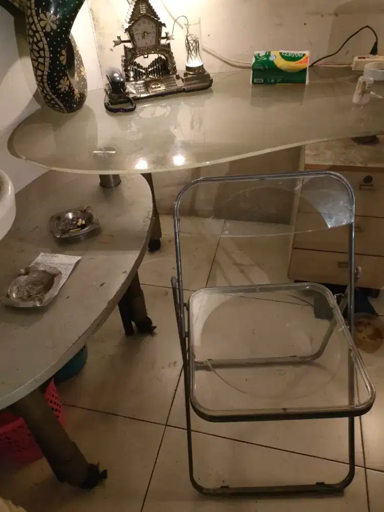 Kursi Transparan Unik