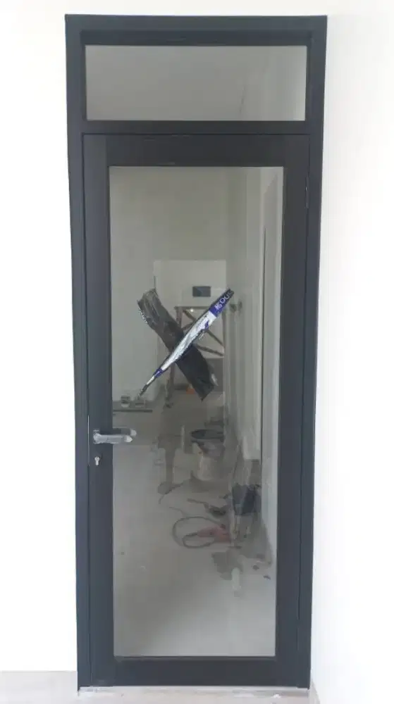 Pintu aluminium minimalis