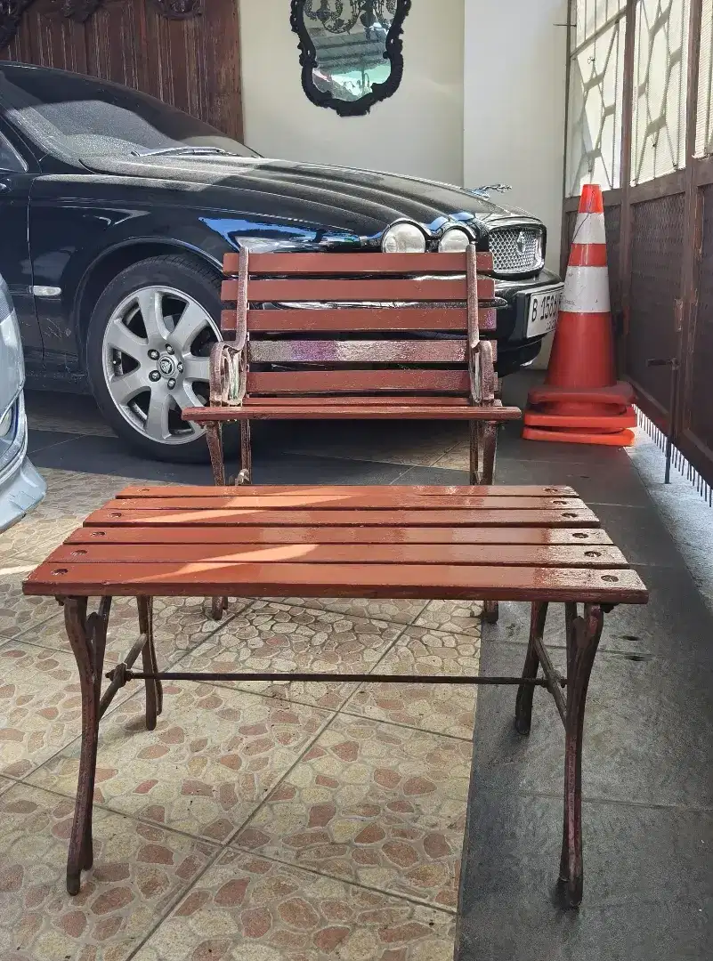 Kursi Santai Teras Taman Rangka Besi Cor Dudukan Kayu Jati dan Meja